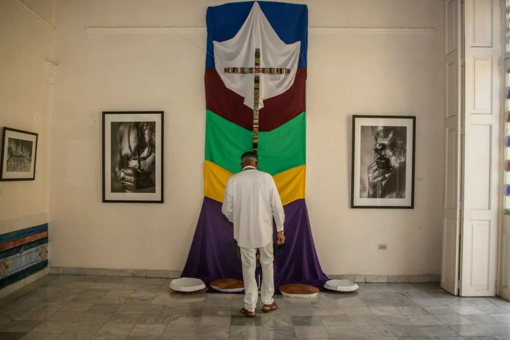 Ofrendas a la madre África: Exposición de Julio Larramendi y Roberto Chile