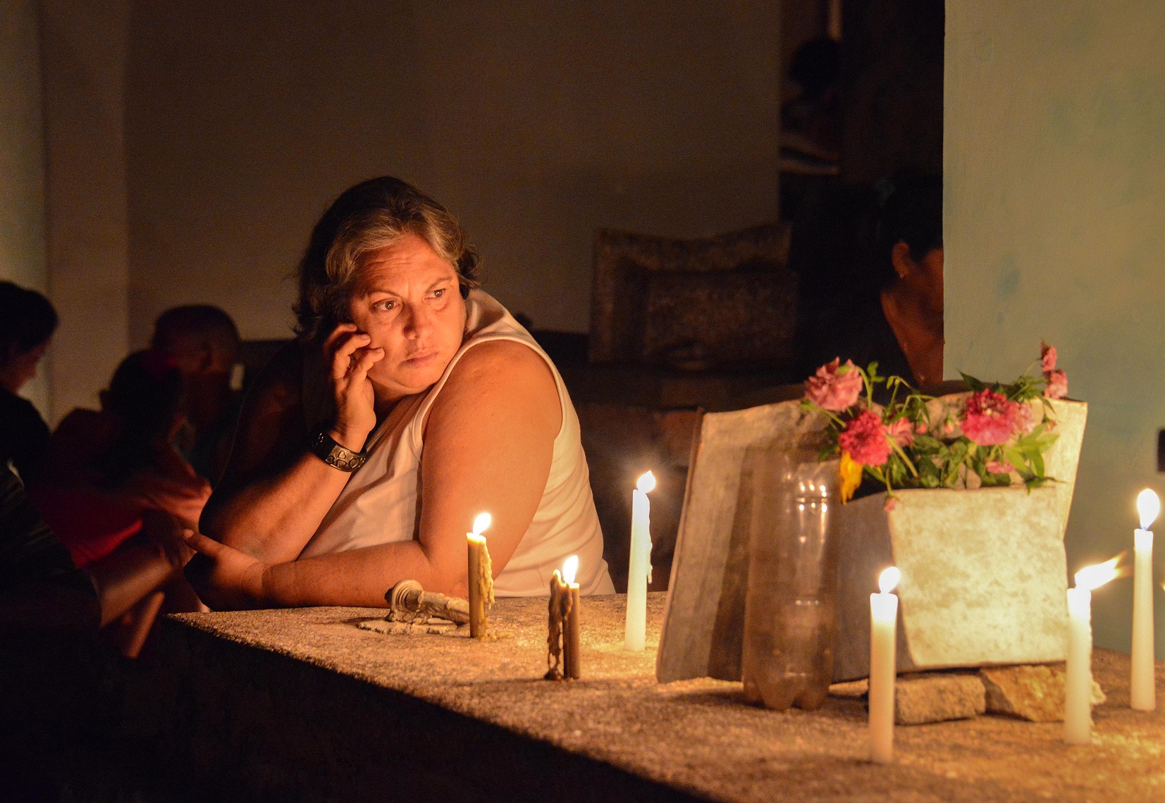 sur-varadero-mujer-frente-caja-funebre